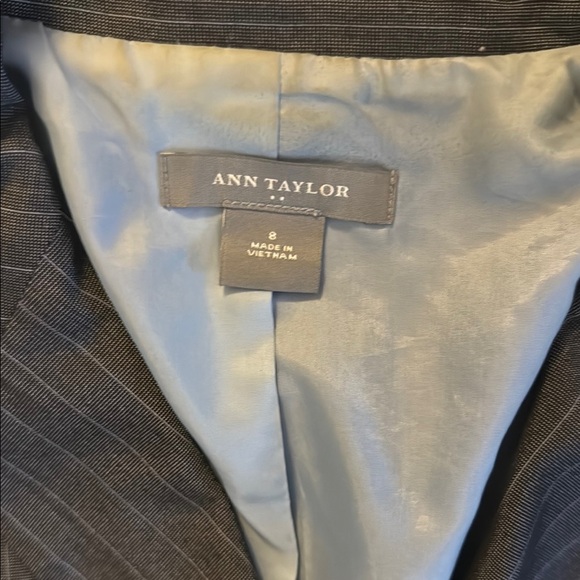 Ann Taylor lined fitted Women's Grey and Blue Pinstripe Blazer. Size 8. - Picture 9 of 12